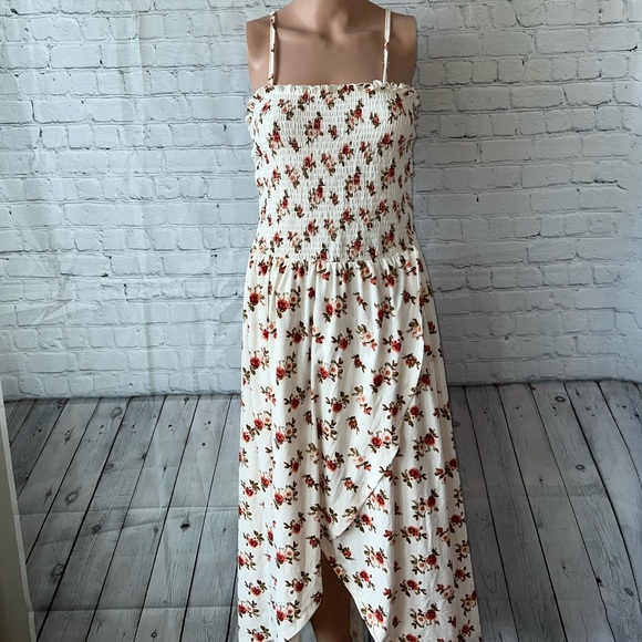 Vine and Valley Dresses & Skirts - Vine and Valley white, red & green floral sleeveless dress size M